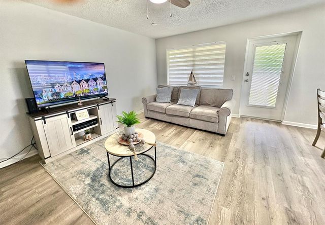 277 CHATHAM N, West Palm Beach, FL 33417