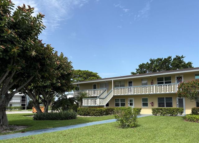 277 CHATHAM N, West Palm Beach, FL 33417