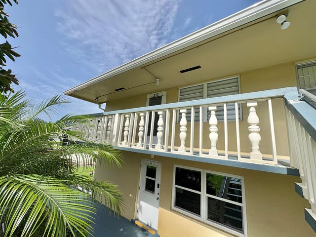 277 CHATHAM N, West Palm Beach, FL 33417