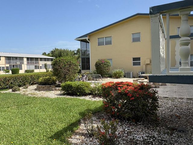 277 CHATHAM N, West Palm Beach, FL 33417