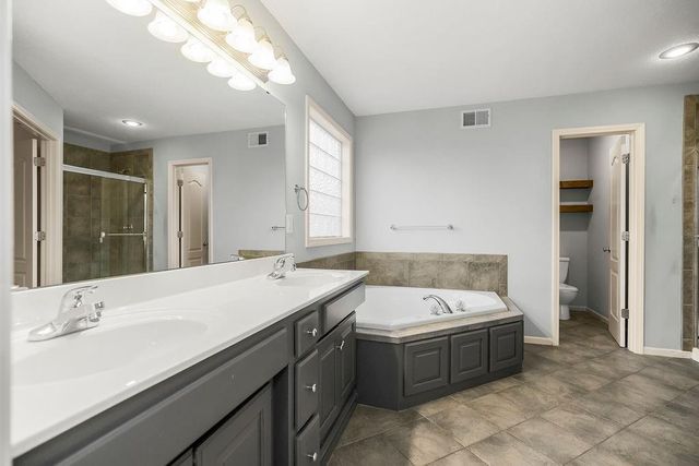 9105 N Kansas Court, Kansas City, MO 64156