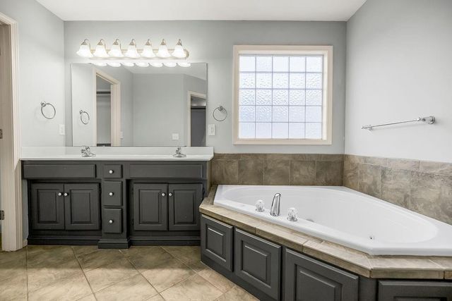 9105 N Kansas Court, Kansas City, MO 64156