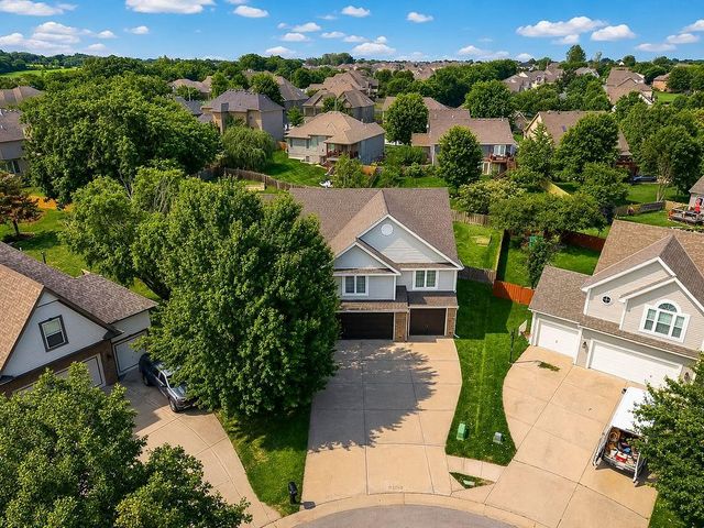 9105 N Kansas Court, Kansas City, MO 64156