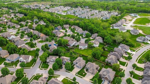 9105 N Kansas Court, Kansas City, MO 64156