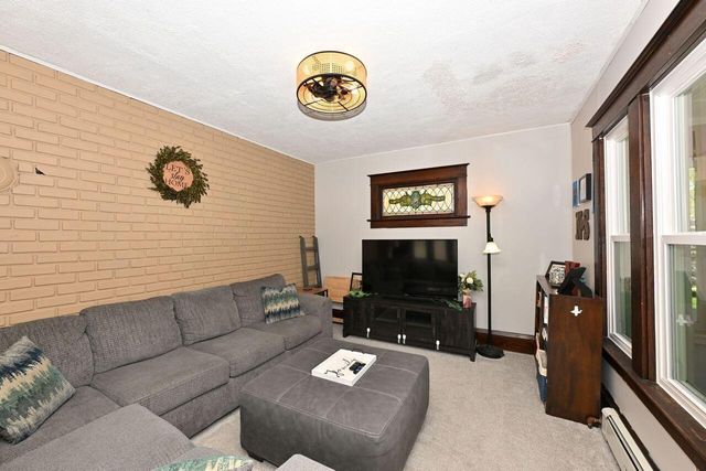 121 Washington AVENUE, Hartford, WI 53027