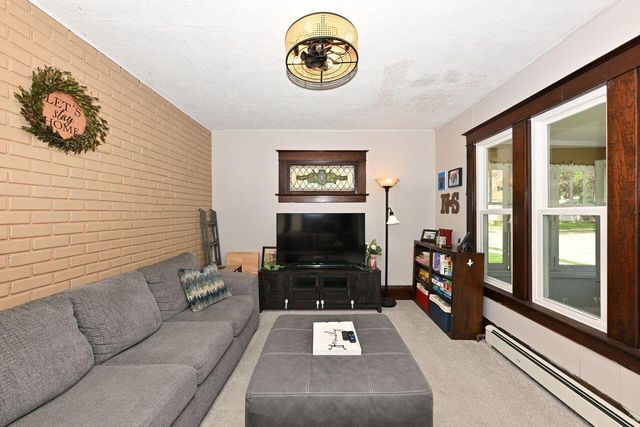 121 Washington AVENUE, Hartford, WI 53027