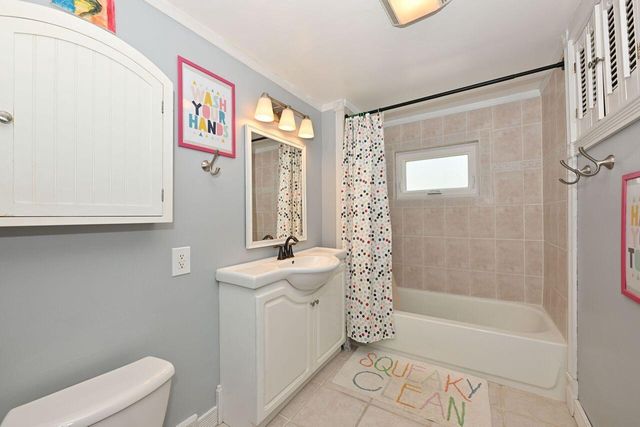 121 Washington AVENUE, Hartford, WI 53027