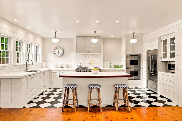 81 Central St, Andover, MA 01810