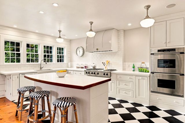 81 Central St, Andover, MA 01810