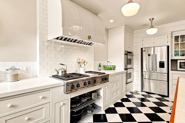81 Central St, Andover, MA 01810