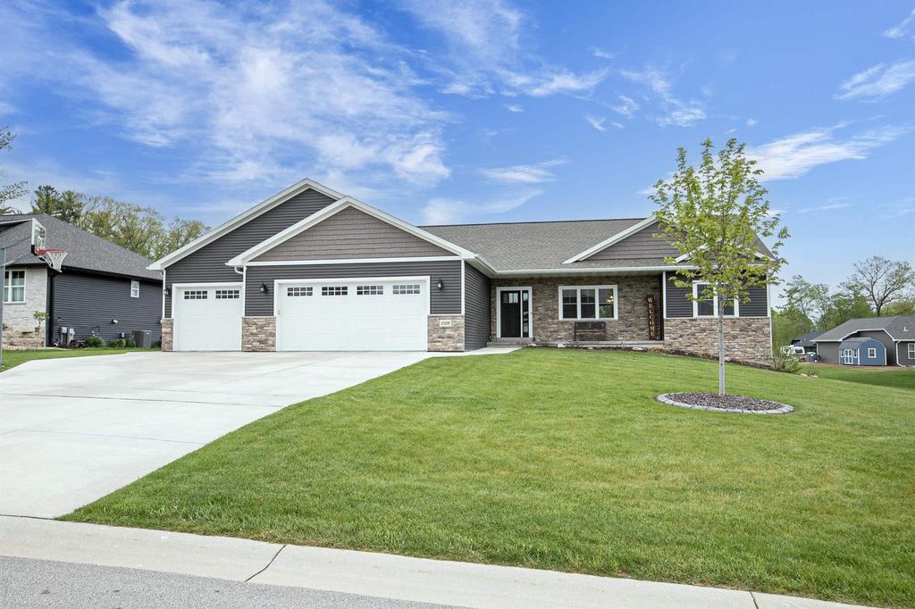 2128 CLOVER FIELD DRIVE, Suamico, WI 54313