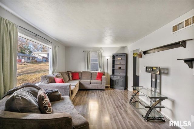 337 5TH Street Court, Silvis, IL 61282