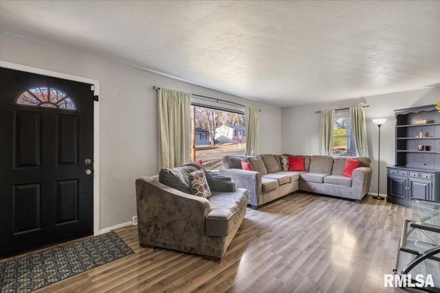 337 5TH Street Court, Silvis, IL 61282