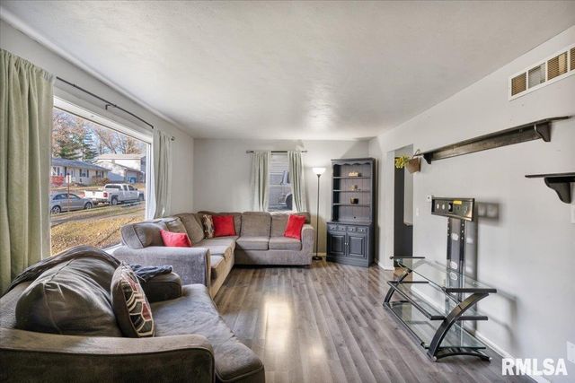 337 5TH Street Court, Silvis, IL 61282