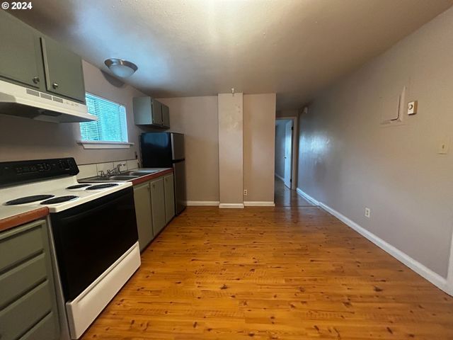 1414 Se LAMBERT St, Portland, OR 97202