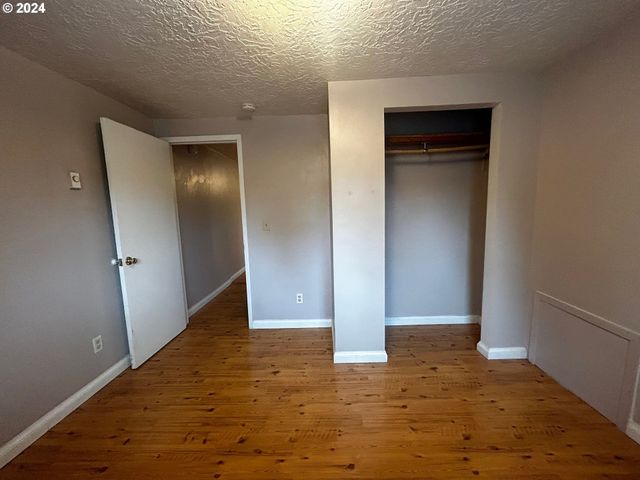 1414 Se LAMBERT St, Portland, OR 97202