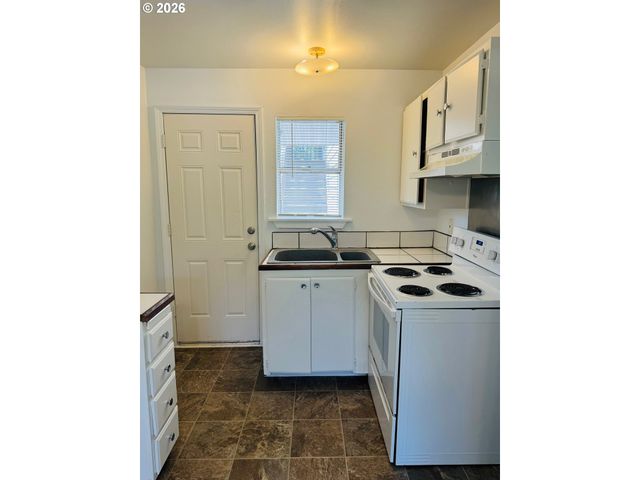 1414 Se LAMBERT St, Portland, OR 97202