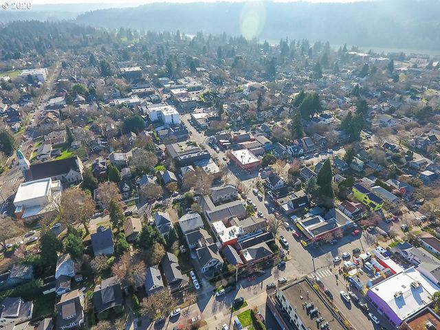 1414 Se LAMBERT St, Portland, OR 97202