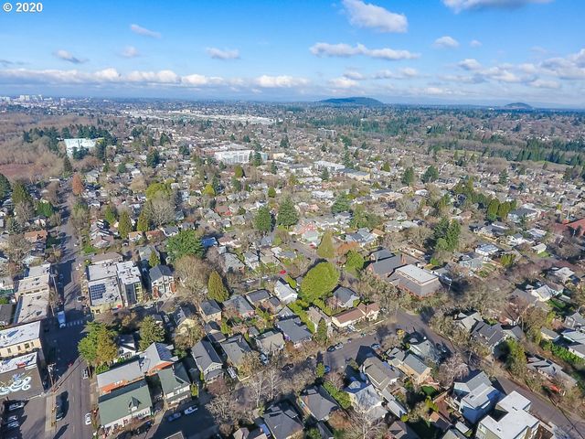 1414 Se LAMBERT St, Portland, OR 97202