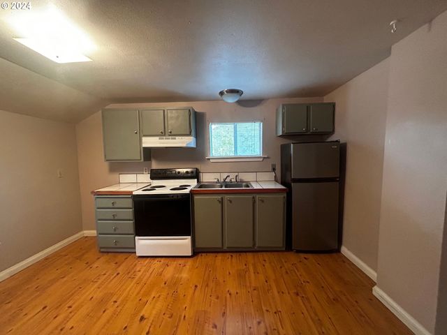 1414 Se LAMBERT St, Portland, OR 97202