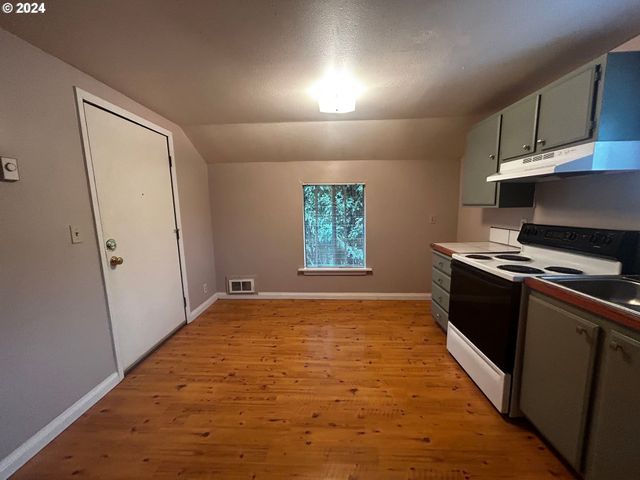 1414 Se LAMBERT St, Portland, OR 97202