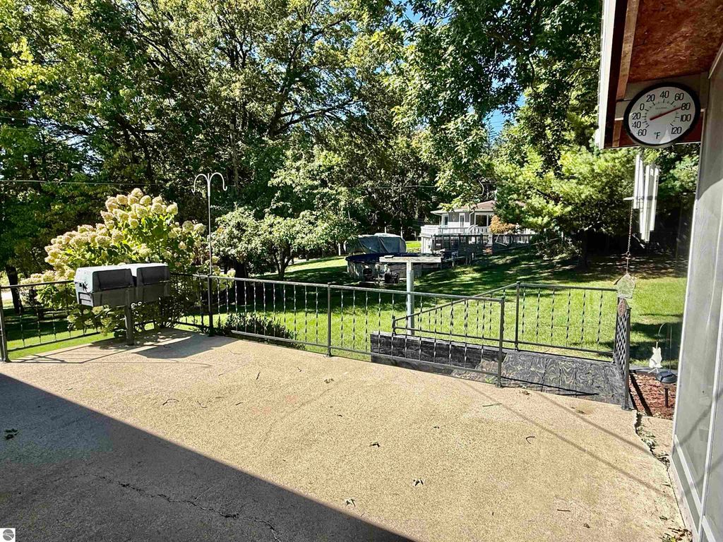 Image 10 of property listing at 135 Fox Place, St Louis, MI 48880