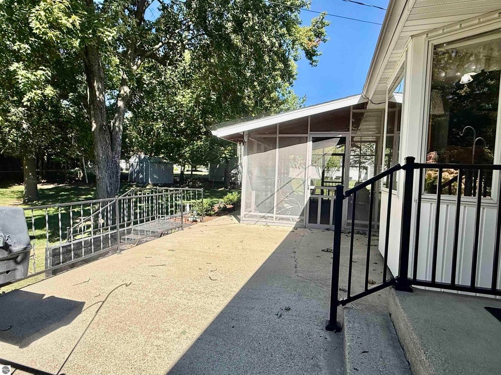 Image 12 of property listing at 135 Fox Place, St Louis, MI 48880