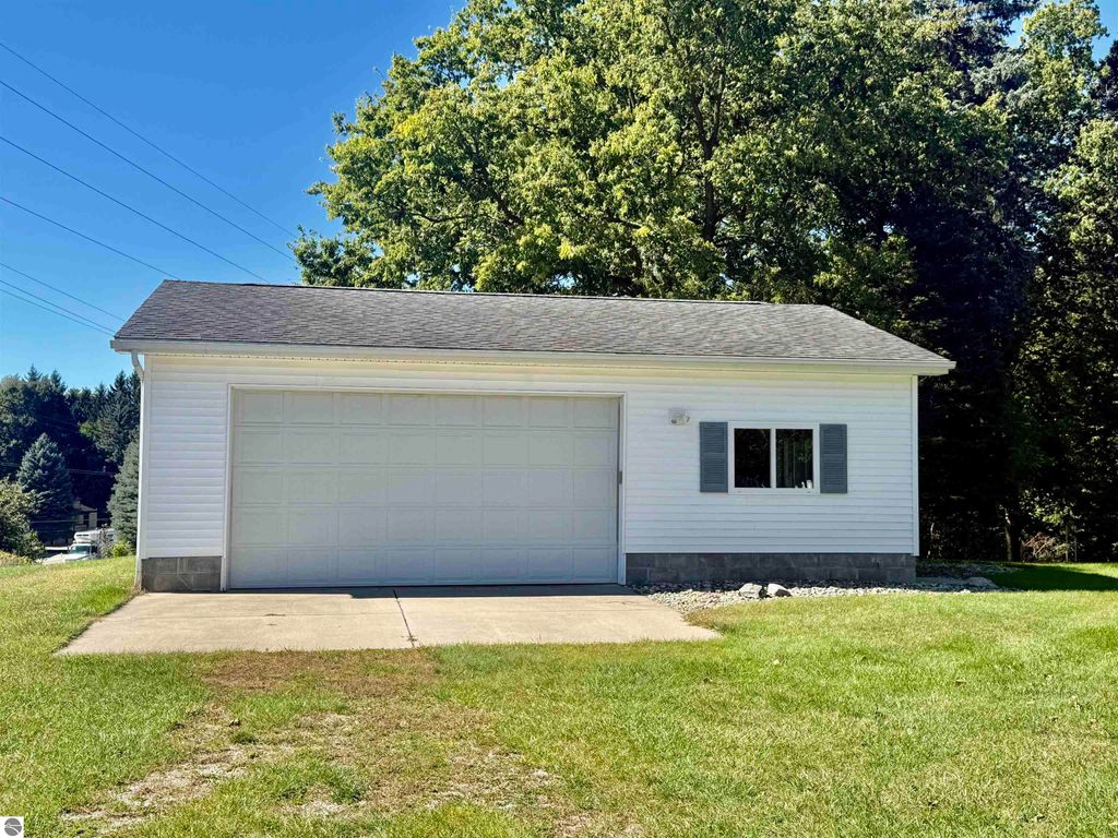 Image 17 of property listing at 135 Fox Place, St Louis, MI 48880
