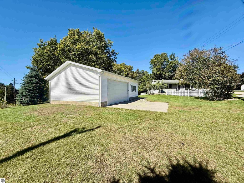 Image 18 of property listing at 135 Fox Place, St Louis, MI 48880