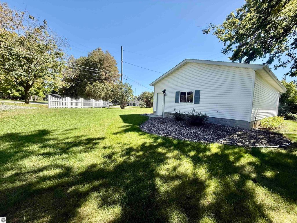 Image 20 of property listing at 135 Fox Place, St Louis, MI 48880