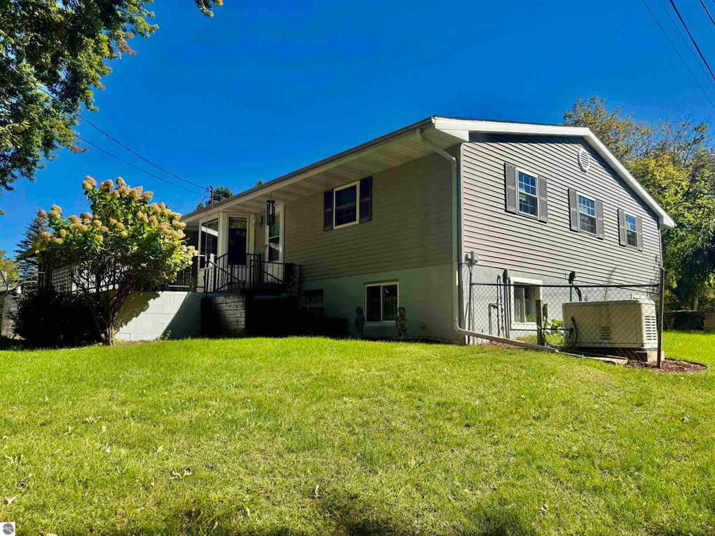 Image 5 of property listing at 135 Fox Place, St Louis, MI 48880