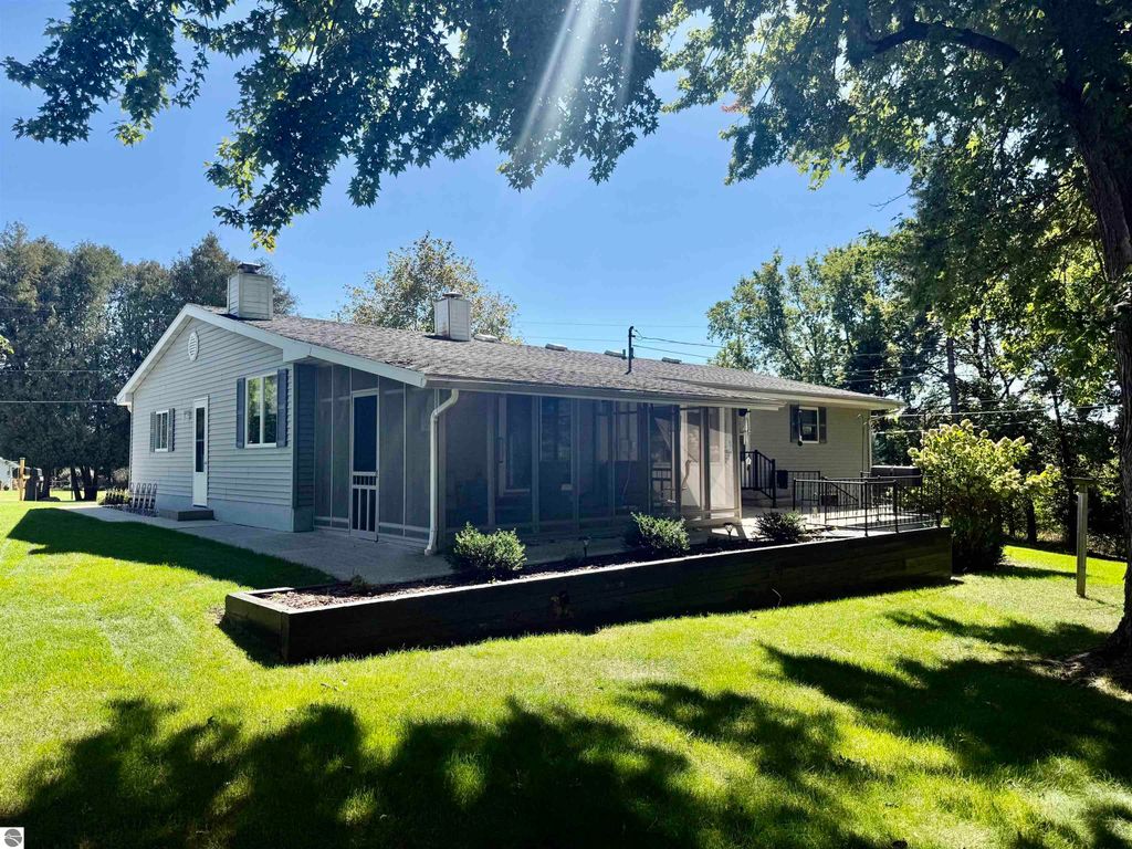 Image 8 of property listing at 135 Fox Place, St Louis, MI 48880