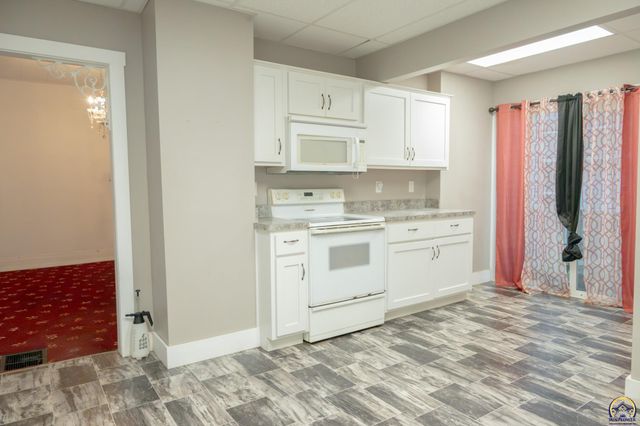 1112 SW 2nd ST, Topeka, KS 66606