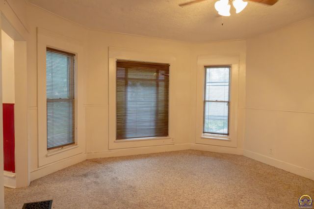 1112 SW 2nd ST, Topeka, KS 66606