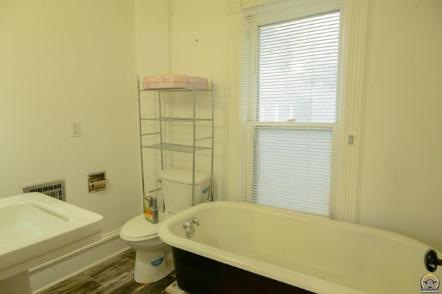 1112 SW 2nd ST, Topeka, KS 66606