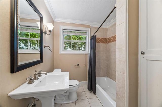 1330 Des Jardines Street, Houston, TX 77023