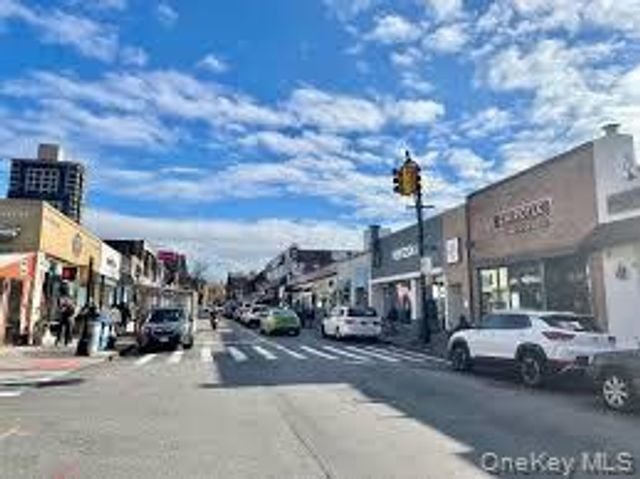 69-40 YELLOWSTONE Boulevard 108, Forest Hills, NY 11375