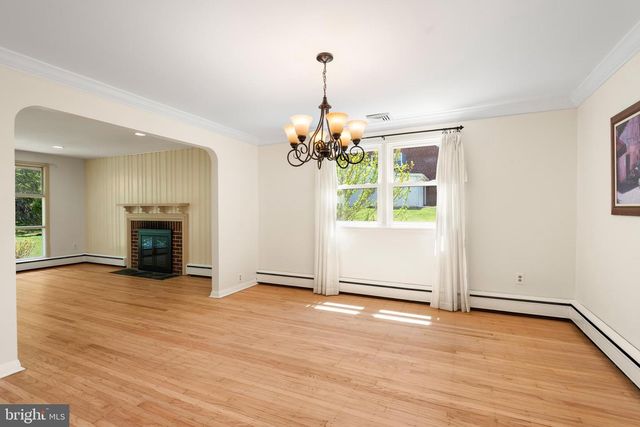 824 OLD EAGLE SCHOOL RD, Wayne, PA 19087