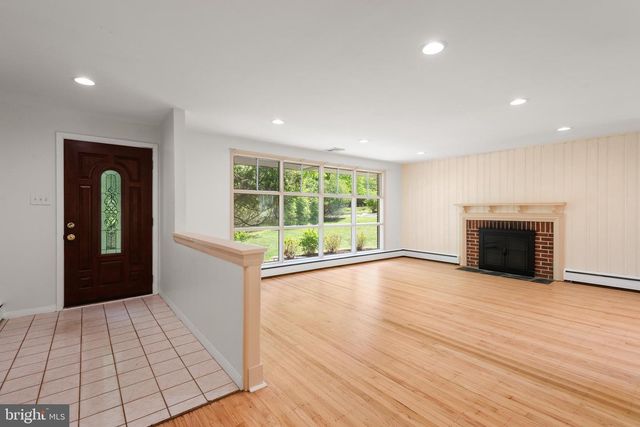 824 OLD EAGLE SCHOOL RD, Wayne, PA 19087