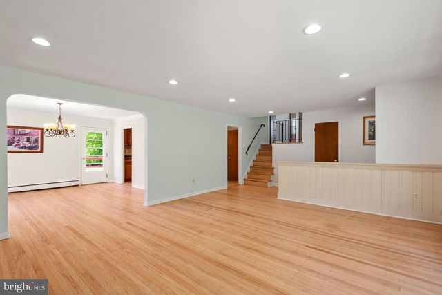 824 OLD EAGLE SCHOOL RD, Wayne, PA 19087