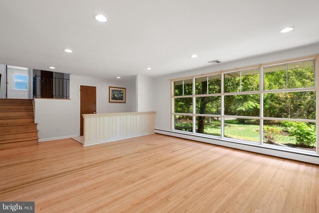 824 OLD EAGLE SCHOOL RD, Wayne, PA 19087