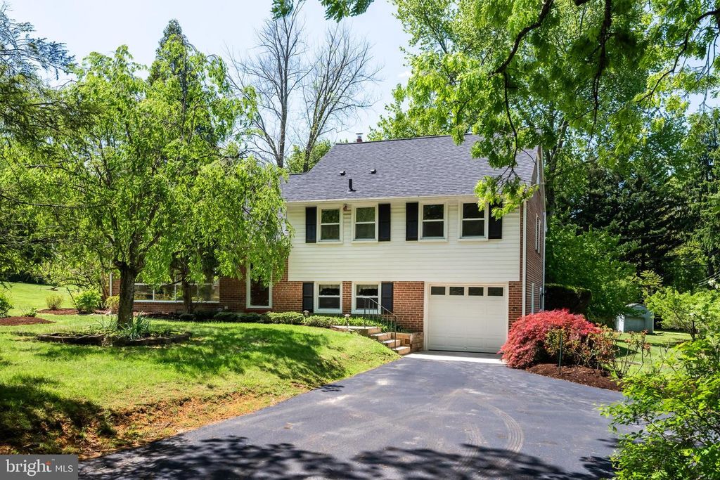 824 OLD EAGLE SCHOOL RD, Wayne, PA 19087