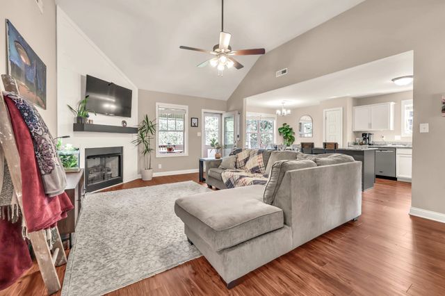 1213 Old Charlotte Trce, Clarksville, TN 37040