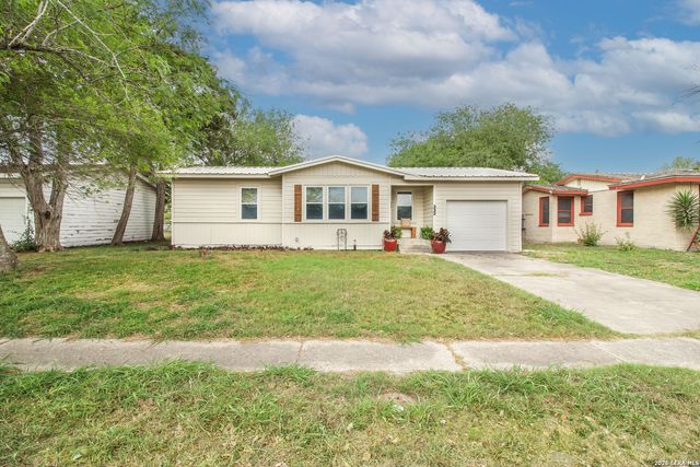 332 S CHILTIPIN ST, Sinton, TX 78387