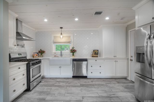 332 S CHILTIPIN ST, Sinton, TX 78387