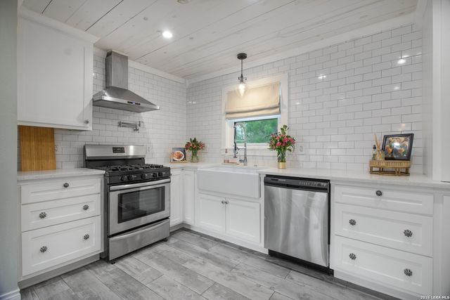 332 S CHILTIPIN ST, Sinton, TX 78387