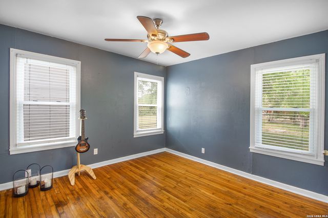 332 S CHILTIPIN ST, Sinton, TX 78387