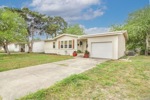 332 S CHILTIPIN ST, Sinton, TX 78387