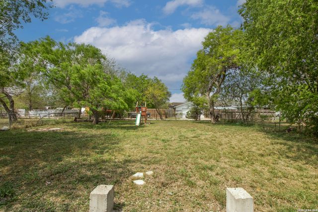 332 S CHILTIPIN ST, Sinton, TX 78387
