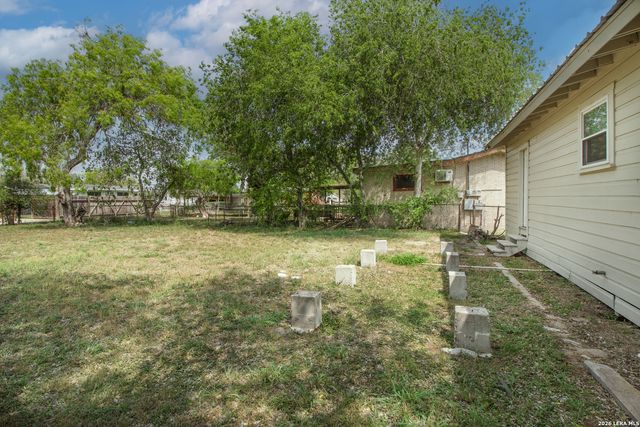 332 S CHILTIPIN ST, Sinton, TX 78387